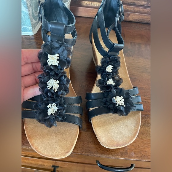 NWOB Patrizia Spring Step Wedge Sandals Size 10 Black With White Flowers Zipper - Picture 8 of 9